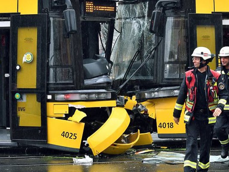 В Берлине столкнулись два трамвая, пострадали 27 человек (ФОТО)