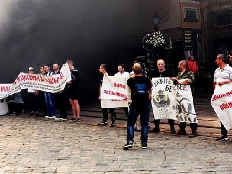 Возле львовской мэрии протестующие зажгли дымовые шашки (ФОТО, ВИДЕО)