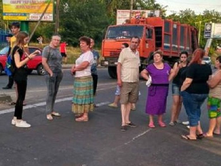 Возмущенные жители Херсона заблокировали центральную улицу (ФОТО)