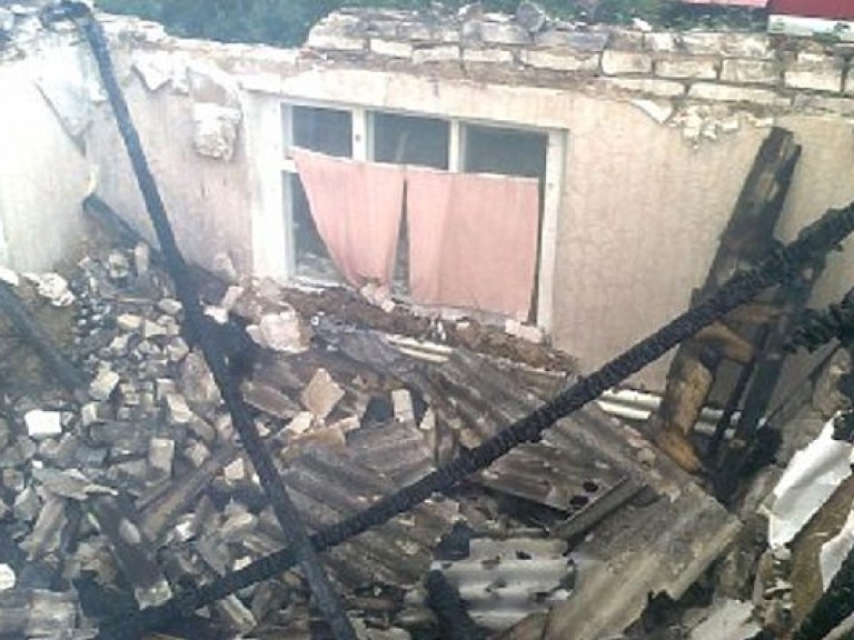 На Луганщине молния ударила в дом, спровоцировав пожар (ФОТО)