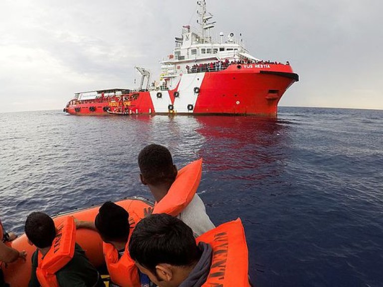 Италия может закрыть порты для иностранных кораблей с мигрантами &#8212; СМИ
