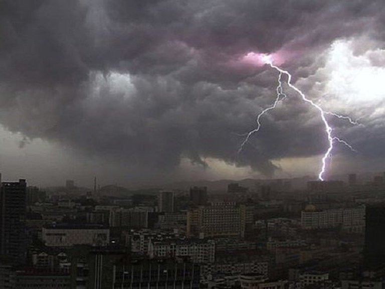 Синоптики предупредили о сильных дождях и грозах на западе Украины