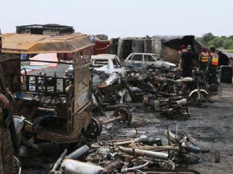 Количество жертв взрыва бензовоза в Пакистане возросло до 173 человек