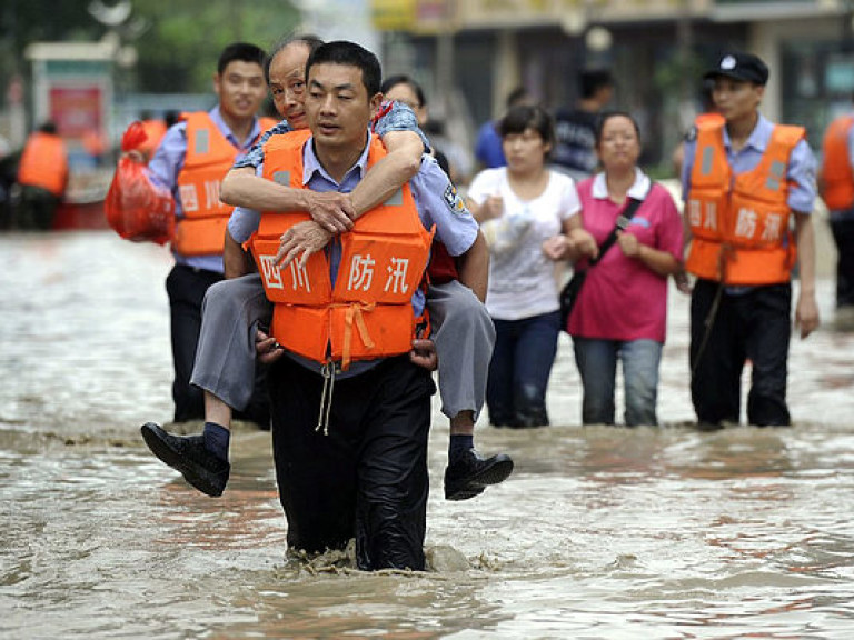 В Китае в результате масштабного наводнения пострадали более пяти миллионов людей (ВИДЕО)