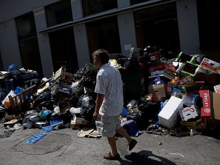 В Греции коммунальщики завершили забастовку и начали убирать с улиц тонны мусора