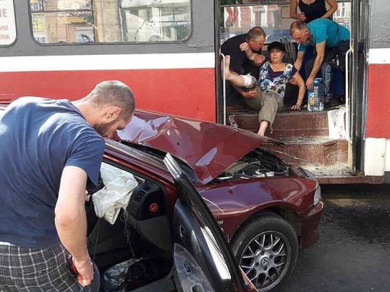 Авто протаранило трамвай в Харькове, есть пострадавшие (ФОТО)