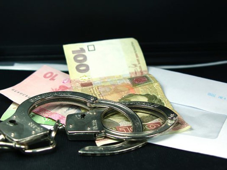 Двух сотрудников вузов задержали на взятке в Ивано-Франковской области