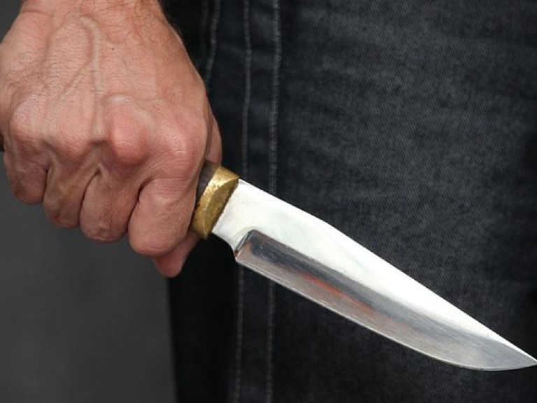 В Киеве мужчина из-за ревности ударил ножом в грудь соперника – полиция