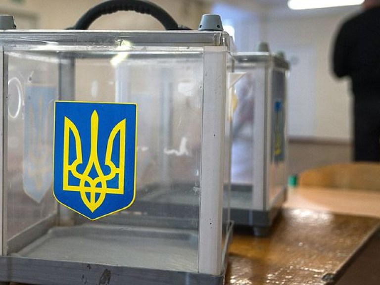 В Украине власть готовится к досрочным выборам, но ждет решения западных партнеров – эксперт