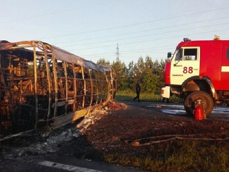 В РФ автобус столкнулся с грузовиком и загорелся, погибли 13 человек (ФОТО, ВИДЕО)