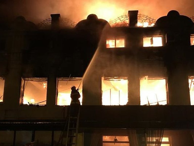 В Хмельницком горело здание со швейной мастерской и офисами (ФОТО)