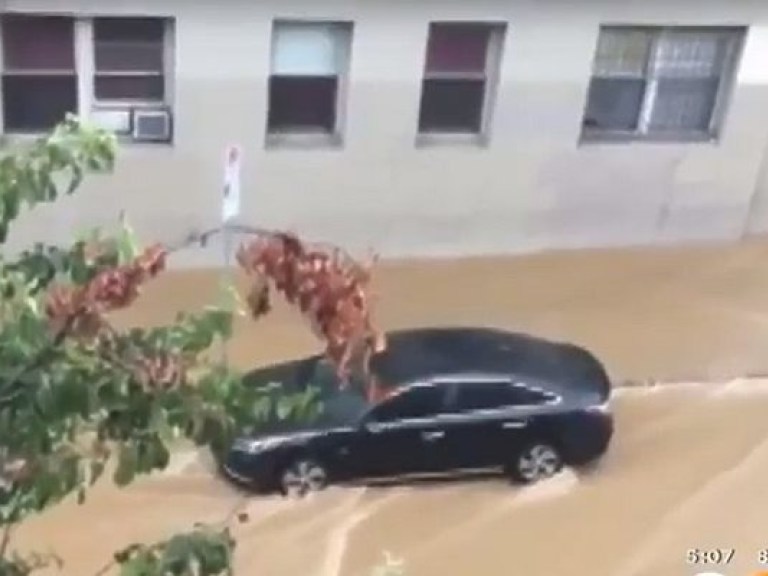 Голливуд затопило грязной водой в результате аварии на магистрали (ФОТО, ВИДЕО)