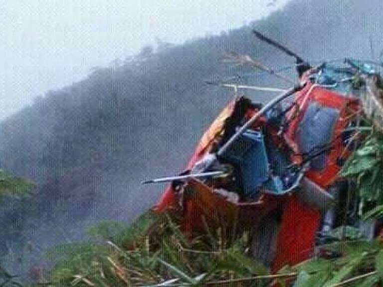 Спасательный вертолет рухнул при эвакуации жителей острова Ява (ФОТО)