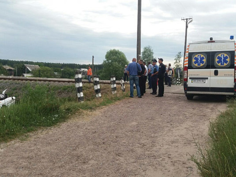 На Черниговщине грузовой поезд сбил внедорожник, есть жертвы (ФОТО)