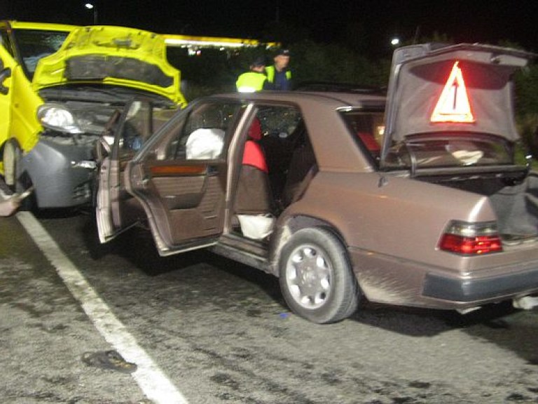 На Львовщине столкнулись Renault Trafic и Mercedes: один погибший, десять пострадавших (ФОТО)