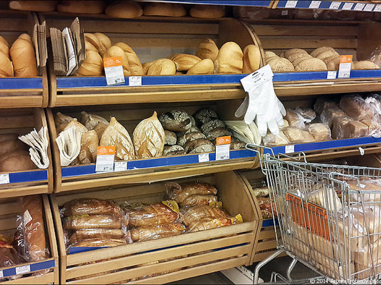 В киевском супермаркете продавали хлеб с червями (ФОТО)