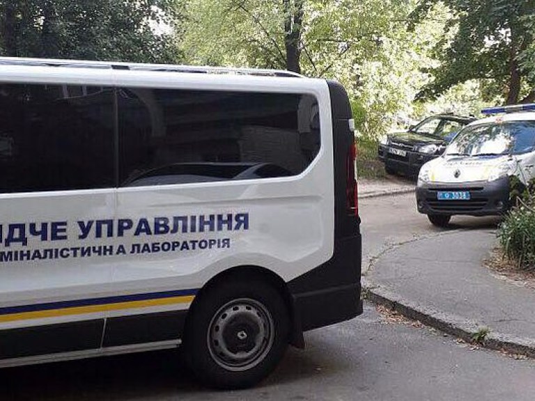 В подъезде киевской многоэтажки обнаружили мужчину с простреленной головой (ФОТО)