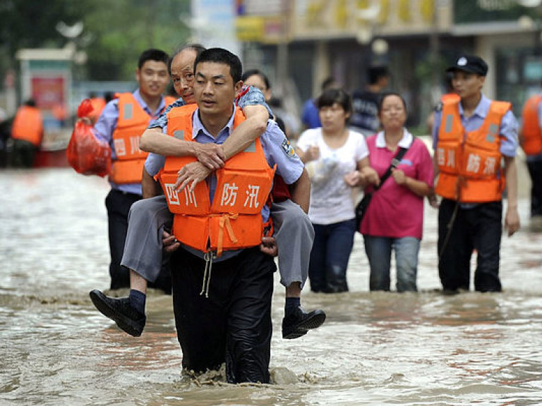 В результате наводнения на юге Китая погибли 56 человек
