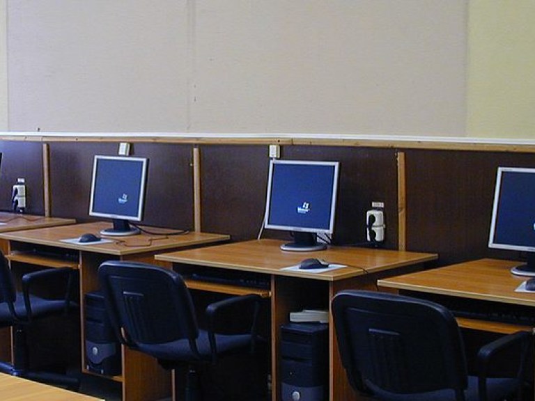 Минобразования проверит количество исправных компьютеров в школах