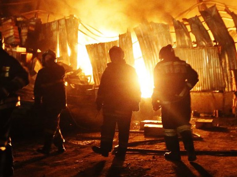 В Харьковской области горела нефтебаза (ФОТО)
