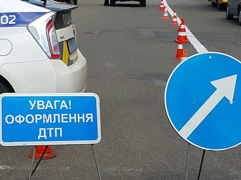 На Подоле в Киеве Lexus перевернулся на бок после столкновения с другим авто (ФОТО)