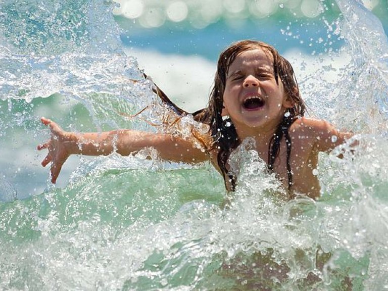 Врач: во время отдыха на море не стоит запрещать ребенку много плавать