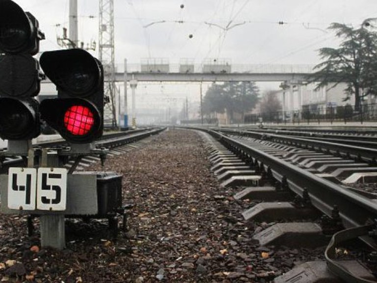 Поезд протаранил автомобиль в Запорожской области, три человека погибли