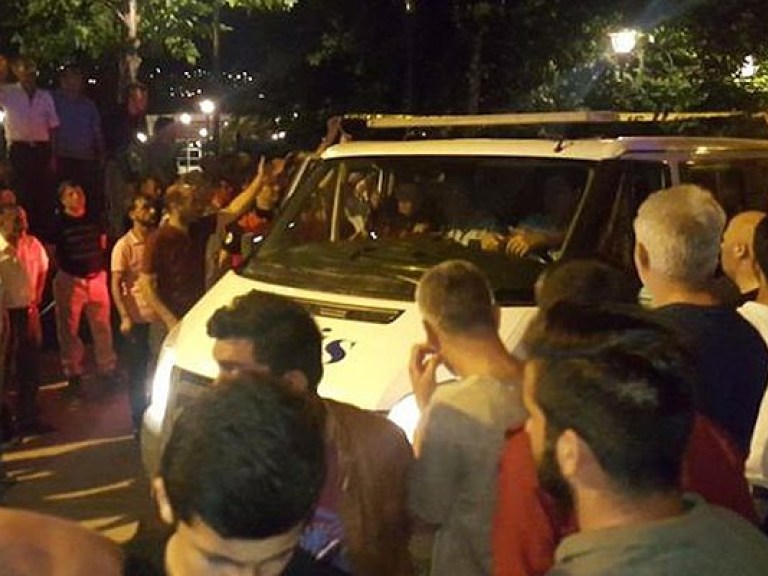 В Турции неизвестный захватил заложника в здании суда, есть жертвы (ФОТО)
