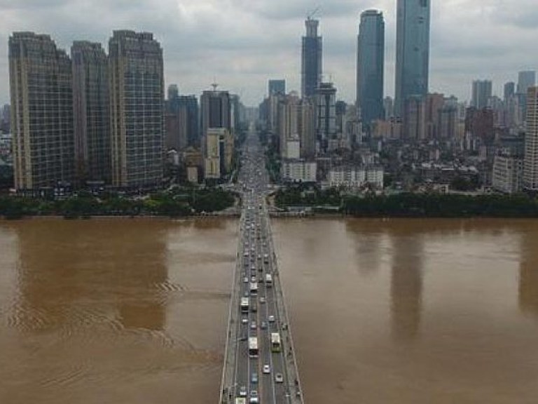Уровень воды в одной из рек Китая превысил опасную отметку