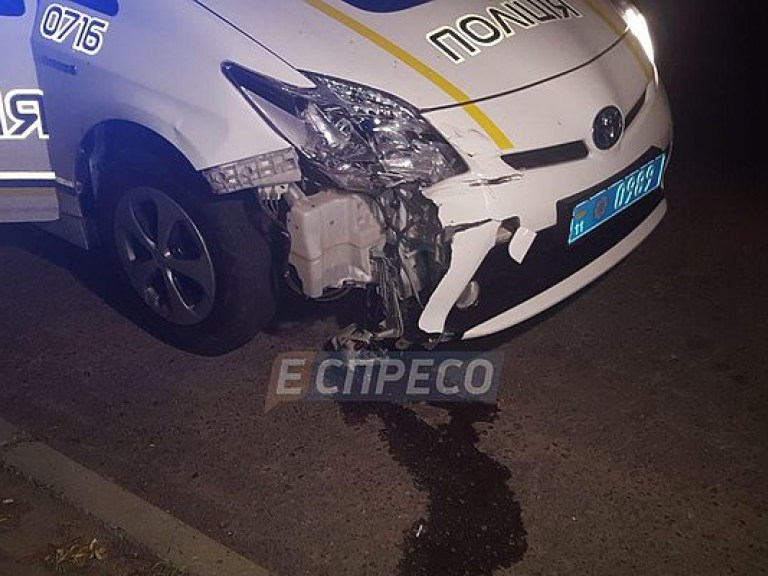 Угонщик на Range Rover протаранил автомобиль патрульных в Киеве (ФОТО)