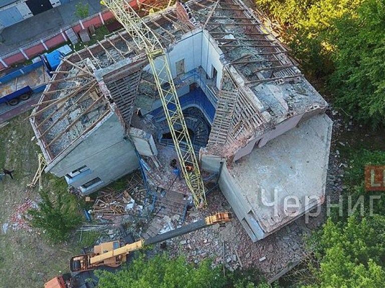 В Чернигове рухнул строительный кран (ФОТО)