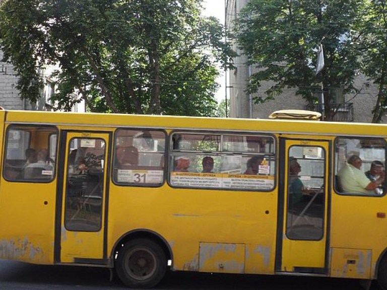 Проезд в маршрутках Киева пока не подорожает, но от планов повысить цены перевозчики не отказываются – перевозчик