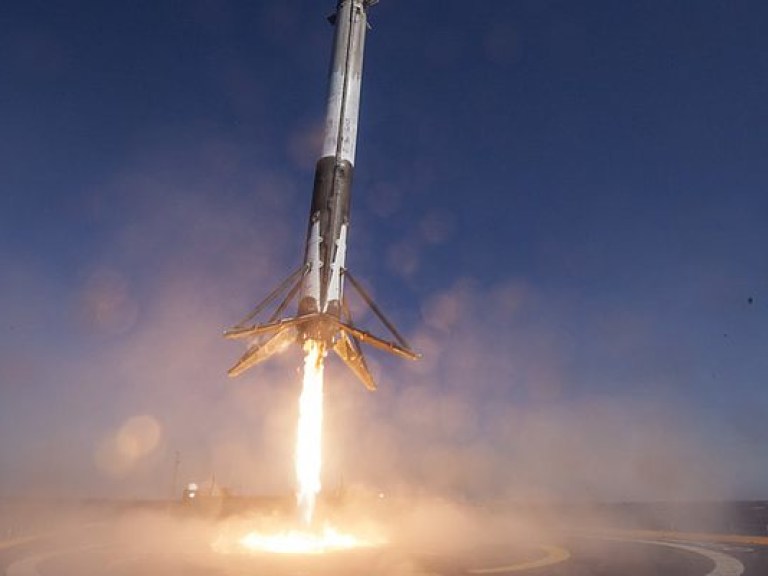 SpaceX успешно запустила ракету Falcon 9 со спутником связи (ВИДЕО)
