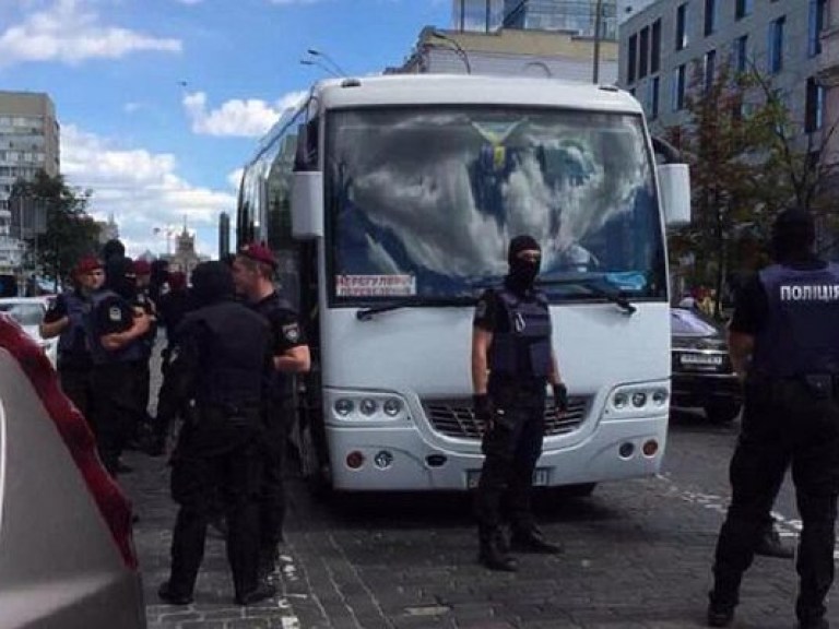 Полиция пресекла попытку провокации возле одного из посольств в Киеве (ФОТО)
