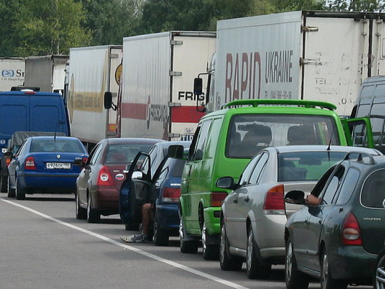 На КПВВ в зоне АТО в очередях простаивают более 400 автомобилей