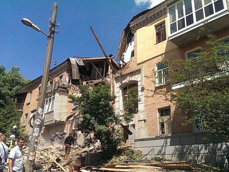 Взрыв в жилом доме Киева: спасатели пытаются вытащить человека из-под завалов