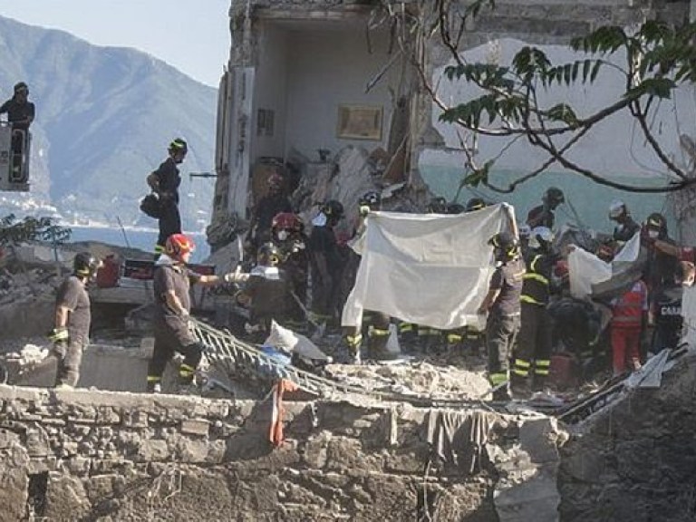 Обрушение дома в Неаполе: восемь погибших (ФОТО)