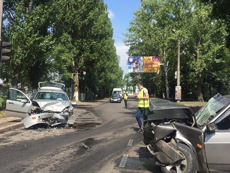 В Одессе произошло лобовое столкновение Ford и ВАЗ, двое пострадавших (ФОТО)