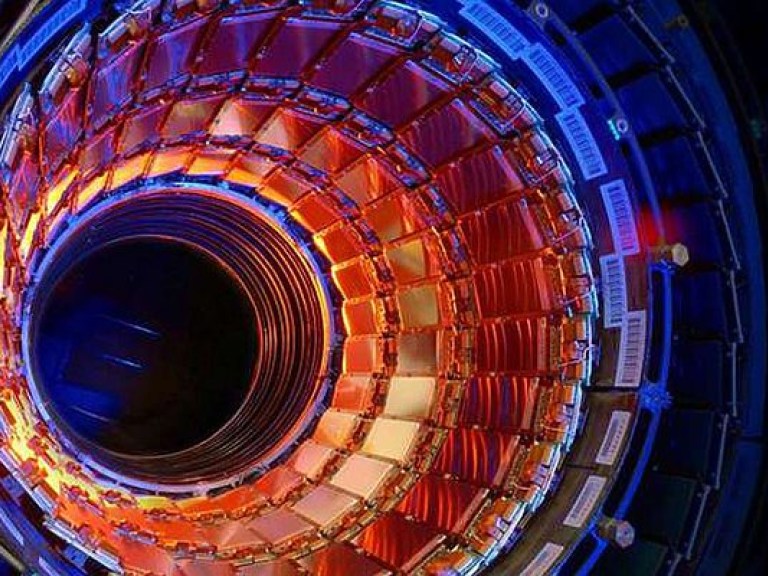 Детектор адронного коллайдера зарегистрировал новую частицу