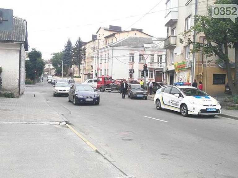 Автомобиль охранной фирмы врезался в продуктовый магазин в Тернополе (ФОТО)
