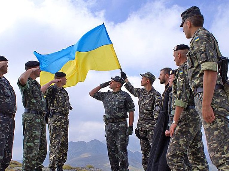 На службу в украинскую армию по контракту поступили 90 тысяч военных