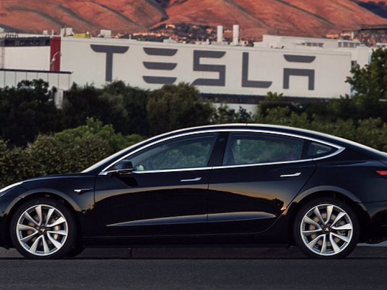 Маск показал фото первого готового электрокара «Tesla Model 3»