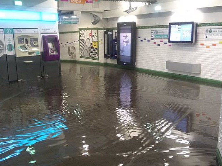 В Париже во время дождя затопило 20 станций метро (ФОТО, ВИДЕО)