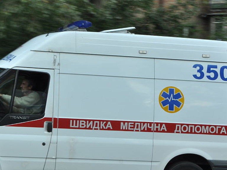В Запорожской области дождем размыло дорогу, машина «скорой помощи» застряла в грязи (ФОТО)