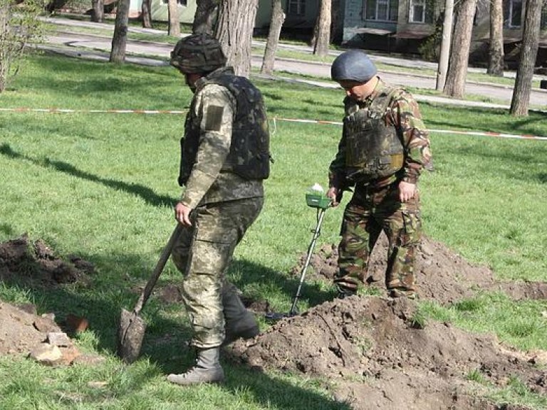 В киевском школьном дворе нашли военную минометную мину (ФОТО)