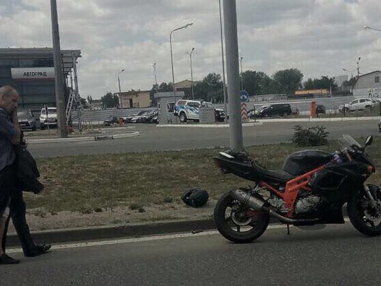 В Киеве иномарка столкнулась с мотоциклом, есть пострадавшие (ФОТО)