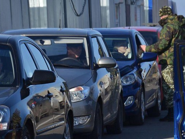 В очередях на КПВВ в зоне АТО простаивают более 370 авто