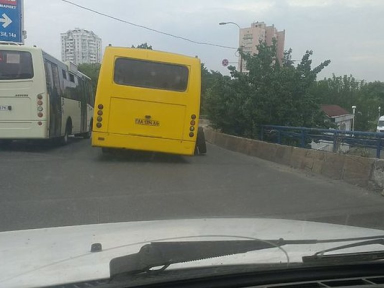 На Борщаговке в Киеве у маршрутки отлетело колесо (ФОТО)
