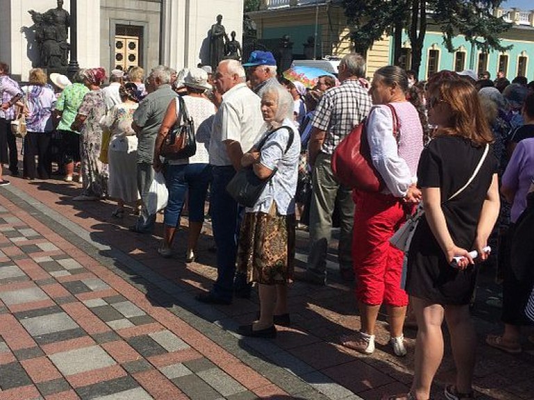 Возле Рады массовый митинг, активисты требуют снять неприкосновенность с депутатов (ФОТО)