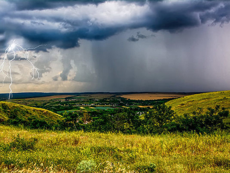 Погода на завтра: Украину накроет гроза и кратковременный дождь